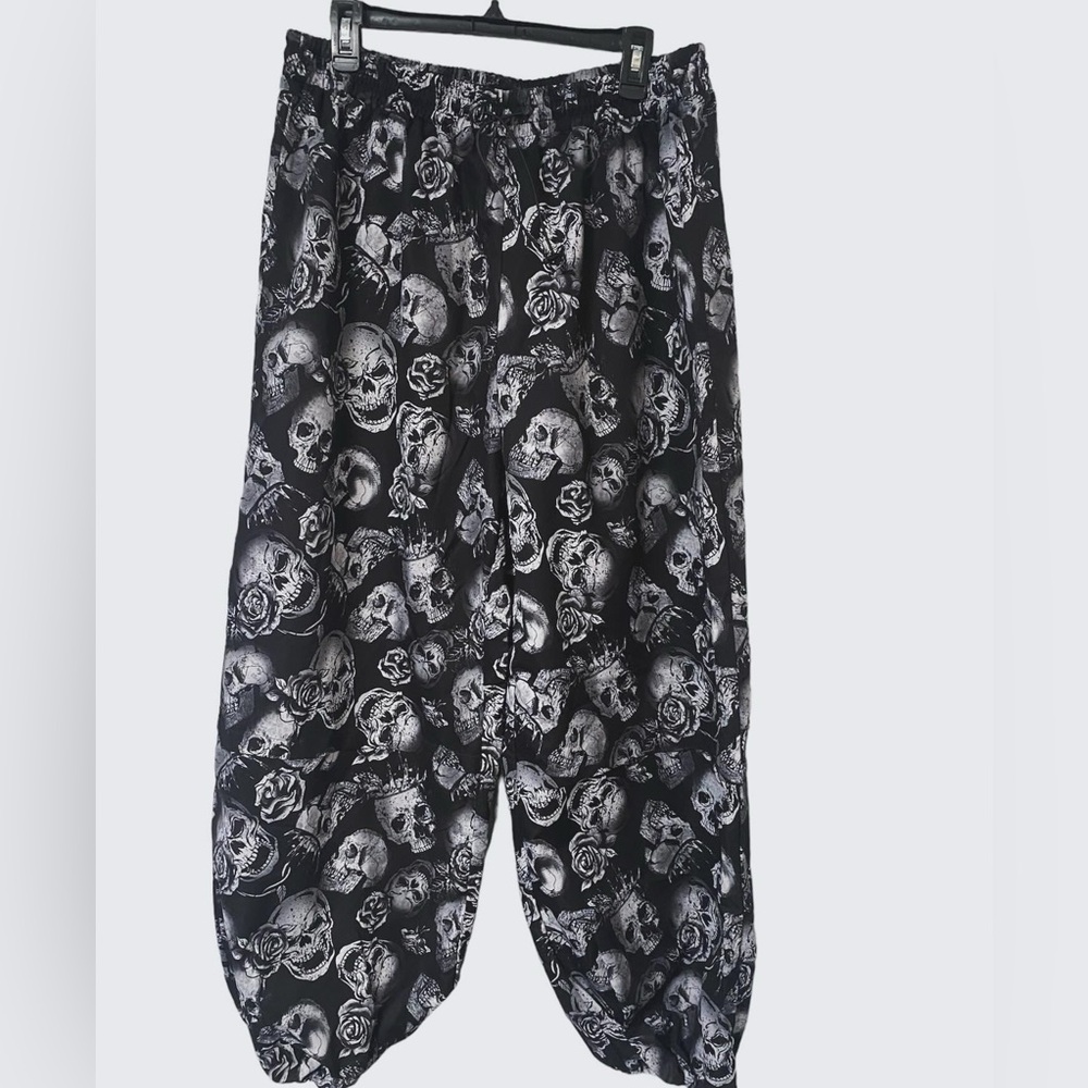 skeleton lightweight pants size 2xl (can be adjusted to fit an xl) 🤍